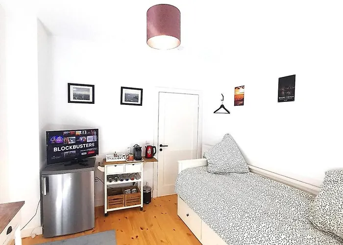 Apartament Private Cozy W Own Entrance, Spacious Bathroom, On-site Parking, 450m To Nearest Bus Stop