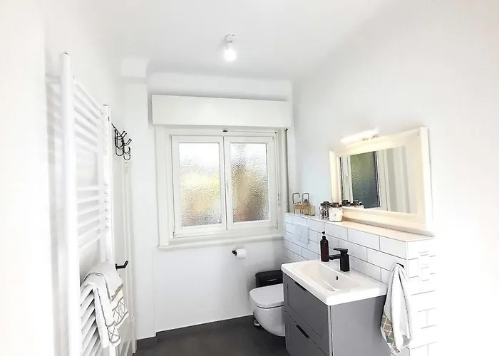 Apartament Private Cozy W Own Entrance, Spacious Bathroom, On-site Parking, 450m To Nearest Bus Stop *