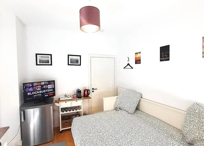 Private Cozy W Own Entrance, Spacious Bathroom, On-site Parking, 450m To Nearest Bus Stop Apartament *
