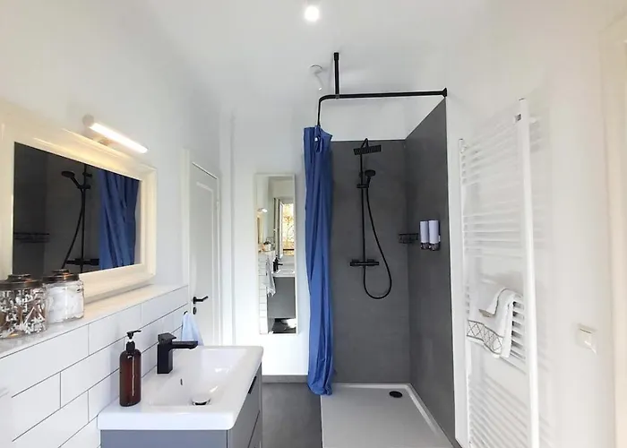 Private Cozy W Own Entrance, Spacious Bathroom, On-site Parking, 450m To Nearest Bus Stop Apartament